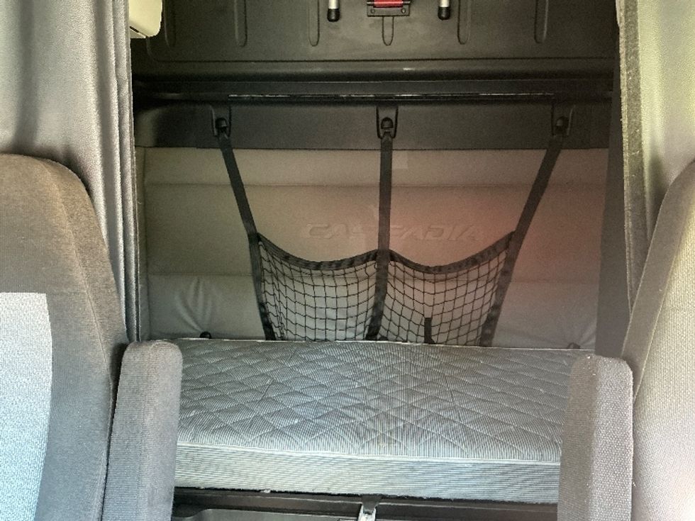 Sleeper Tractor-Heavy Duty Tractors-Freightliner-2021-T12664ST-Augusta-GA-442,201\n\t\tmiles-$ 72,250 - Image 16