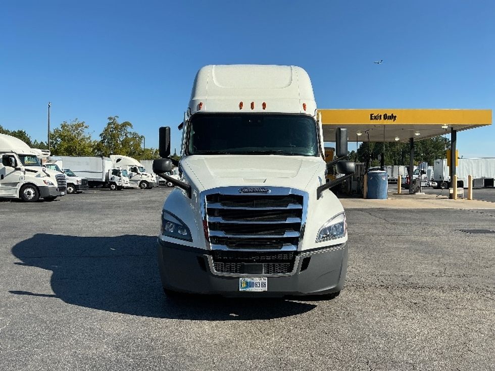 2021 Freightliner Cascadia 126" Sleeper Cab photo 2