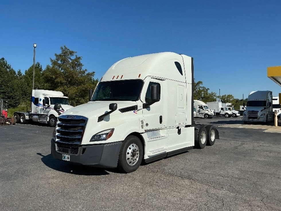 2021 Freightliner Cascadia 126" Sleeper Cab photo 3
