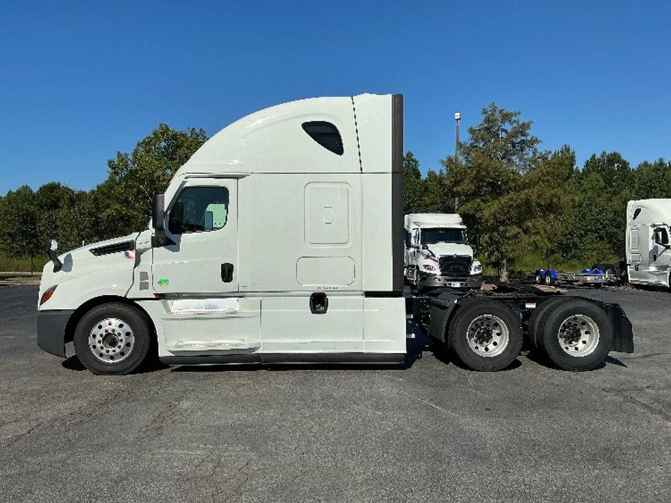 2021 Freightliner Cascadia 126" Sleeper Cab photo 4