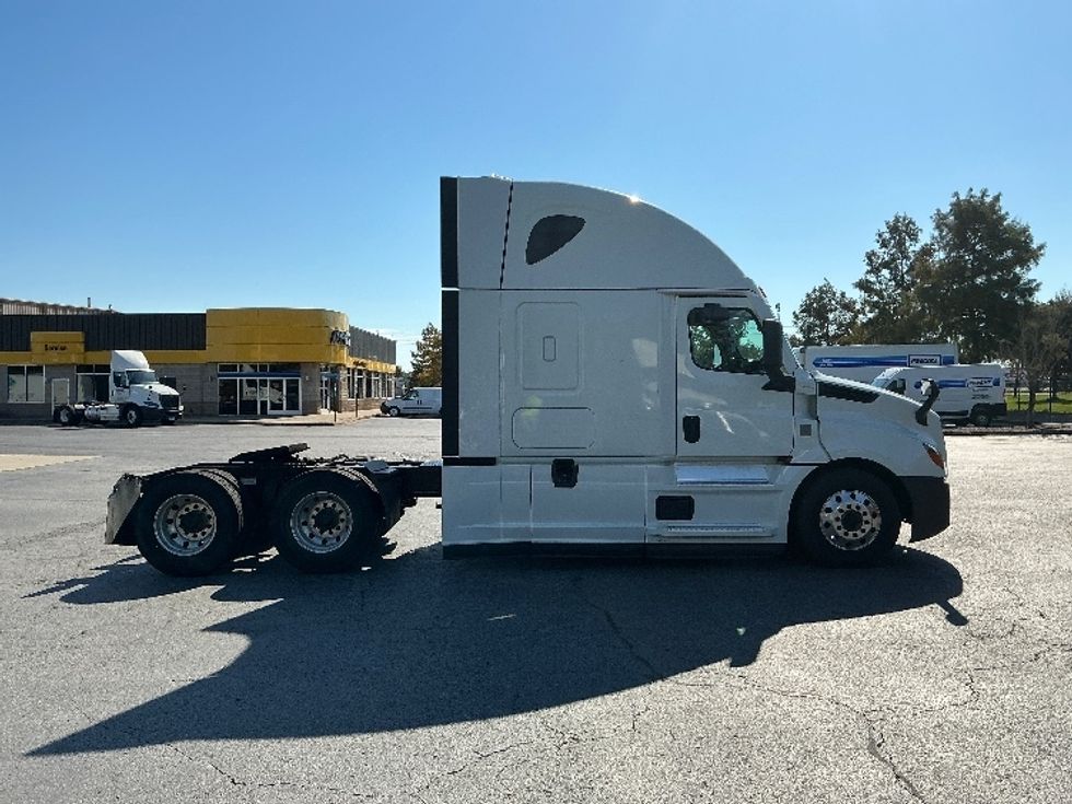 Sleeper Tractor-Heavy Duty Tractors-Freightliner-2021-T12664ST-Augusta-GA-442,201\n\t\tmiles-$ 72,250 - Image 8