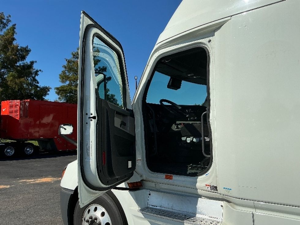 Sleeper Tractor-Heavy Duty Tractors-Freightliner-2021-T12664ST-Augusta-GA-442,201\n\t\tmiles-$ 72,250 - Image 9