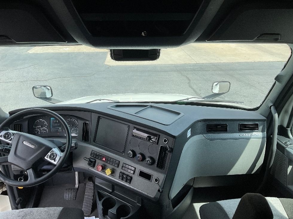 Sleeper Tractor-Heavy Duty Tractors-Freightliner-2021-T12664ST-Augusta-GA-463,525\n\t\tmiles-$ 70,250 - Image 12