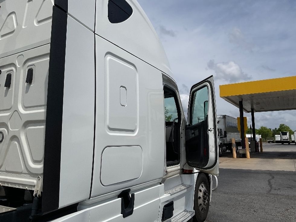 Sleeper Tractor-Heavy Duty Tractors-Freightliner-2021-T12664ST-Augusta-GA-463,525\n\t\tmiles-$ 70,250 - Image 13