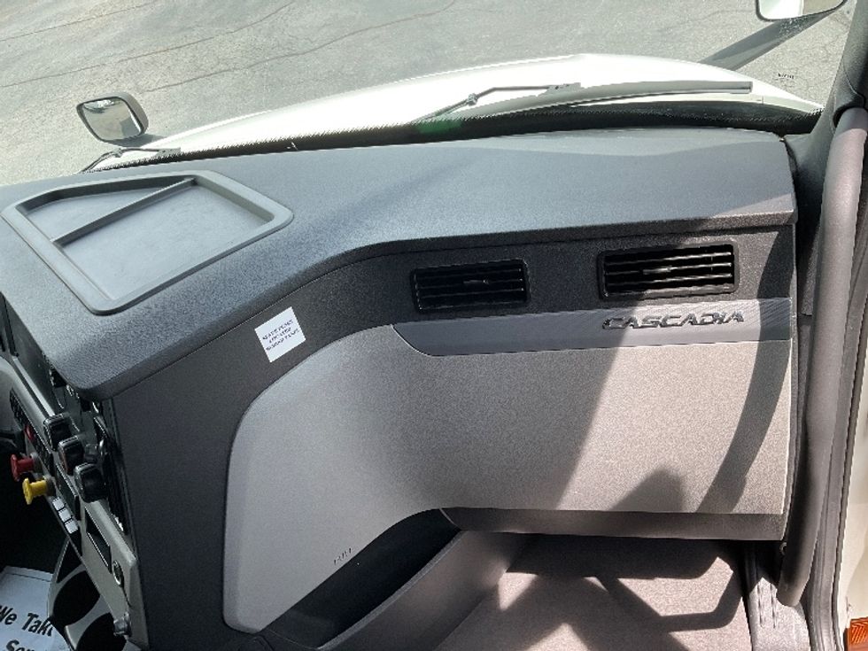 Sleeper Tractor-Heavy Duty Tractors-Freightliner-2021-T12664ST-Augusta-GA-463,525\n\t\tmiles-$ 70,250 - Image 14