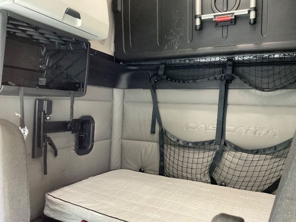 Sleeper Tractor-Heavy Duty Tractors-Freightliner-2021-T12664ST-Augusta-GA-463,525\n\t\tmiles-$ 70,250 - Image 19