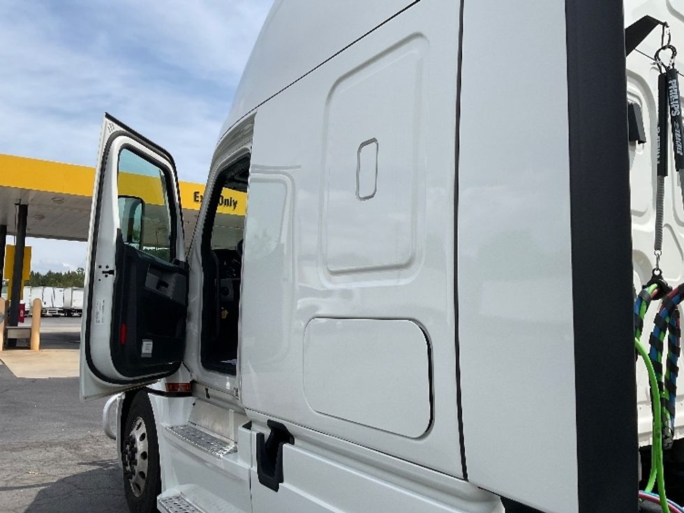 Sleeper Tractor-Heavy Duty Tractors-Freightliner-2021-T12664ST-Augusta-GA-463,525\n\t\tmiles-$ 70,250 - Image 9