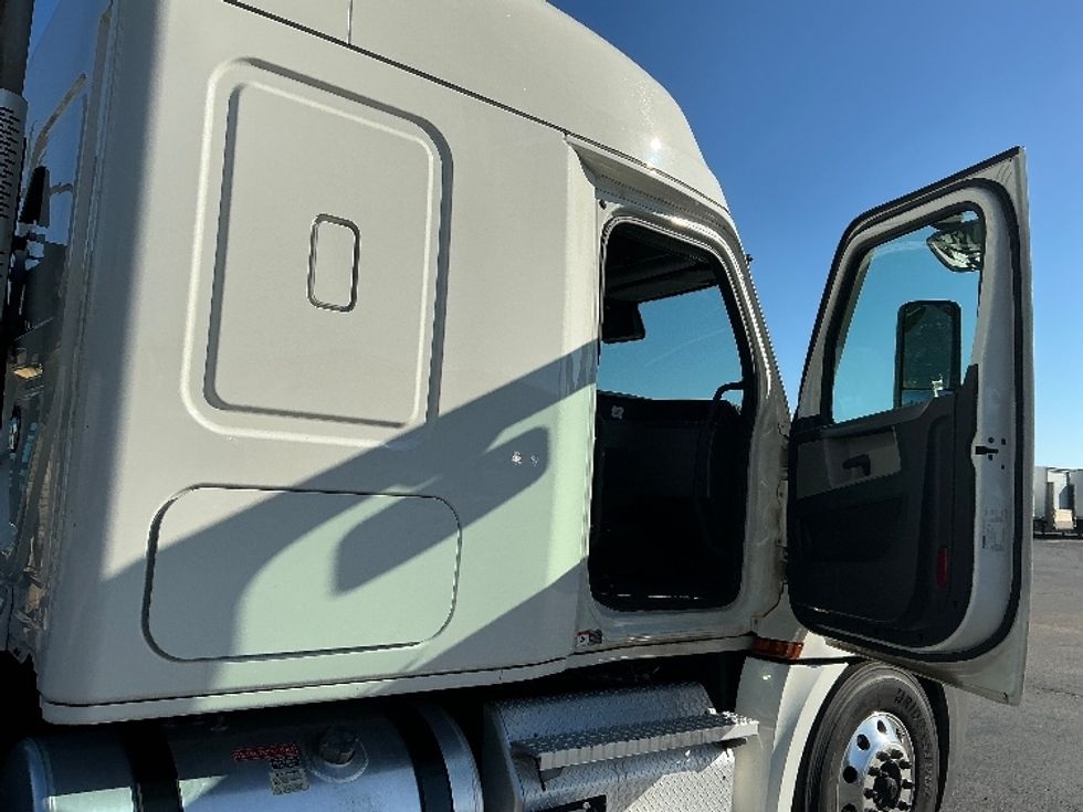 Sleeper Tractor-Heavy Duty Tractors-Freightliner-2021-T12664ST-Augusta-GA-527,429\n\t\tmiles-$ 75,500 - Image 12