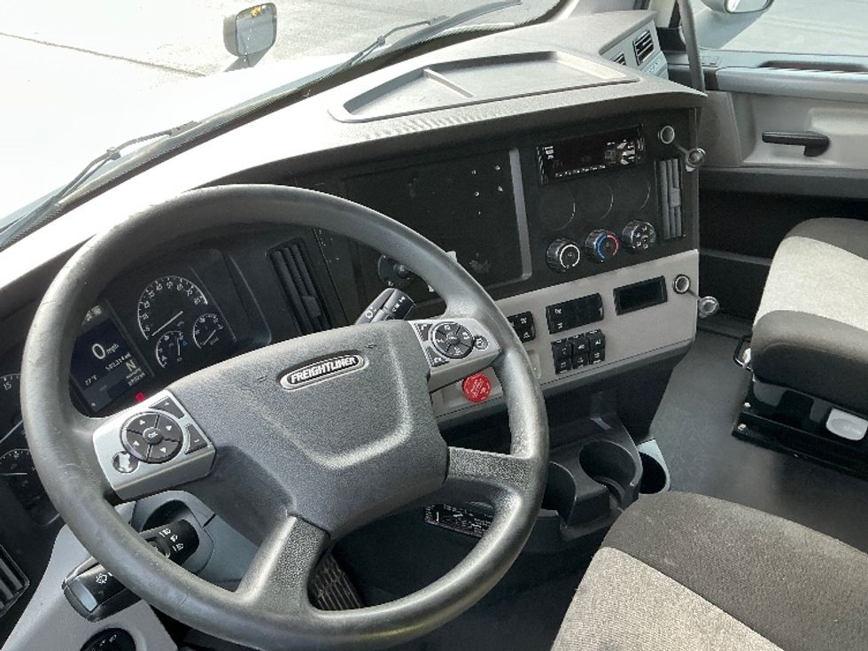 Sleeper Tractor-Heavy Duty Tractors-Freightliner-2021-T12664ST-Augusta-GA-592,314\n\t\tmiles-$ 56,750 - Image 10