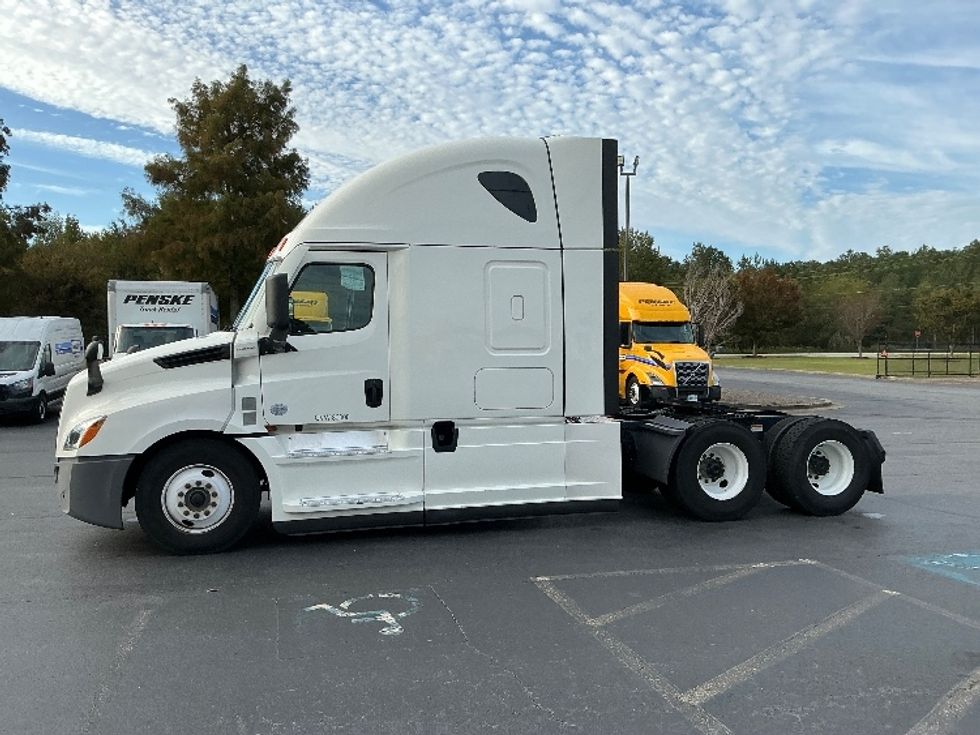 Sleeper Tractor-Heavy Duty Tractors-Freightliner-2021-T12664ST-Augusta-GA-592,314\n\t\tmiles-$ 56,750 - Image 4