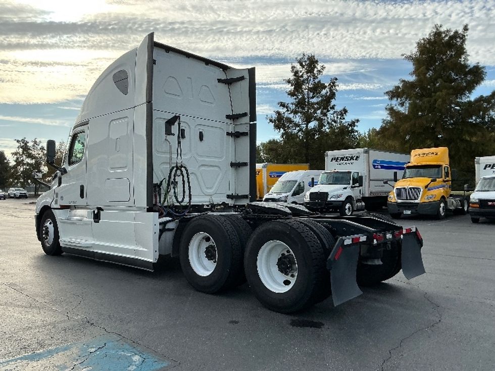 Sleeper Tractor-Heavy Duty Tractors-Freightliner-2021-T12664ST-Augusta-GA-592,314\n\t\tmiles-$ 56,750 - Image 5