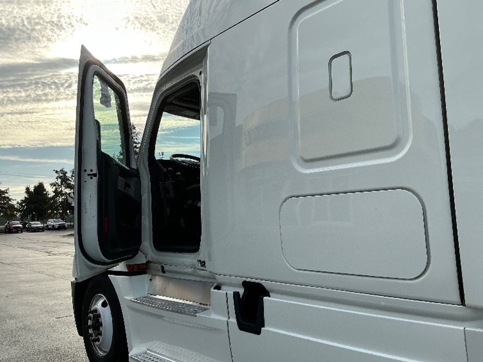 Sleeper Tractor-Heavy Duty Tractors-Freightliner-2021-T12664ST-Augusta-GA-592,314\n\t\tmiles-$ 56,750 - Image 9