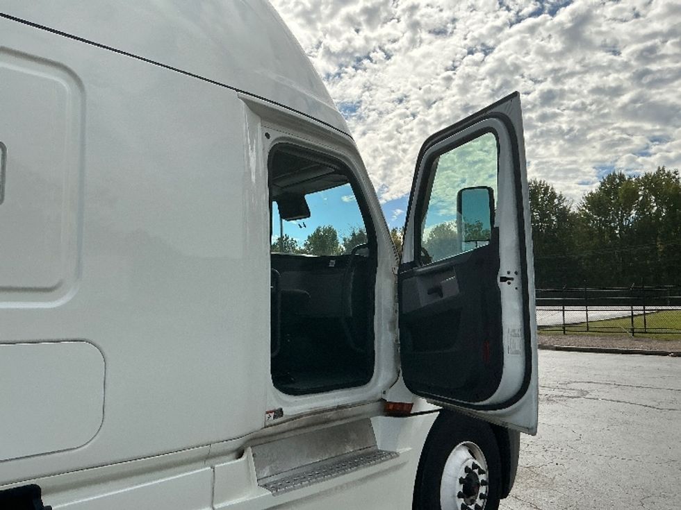 Sleeper Tractor-Heavy Duty Tractors-Freightliner-2021-T12664ST-Augusta-GA-634,318\n\t\tmiles-$ 53,000 - Image 13