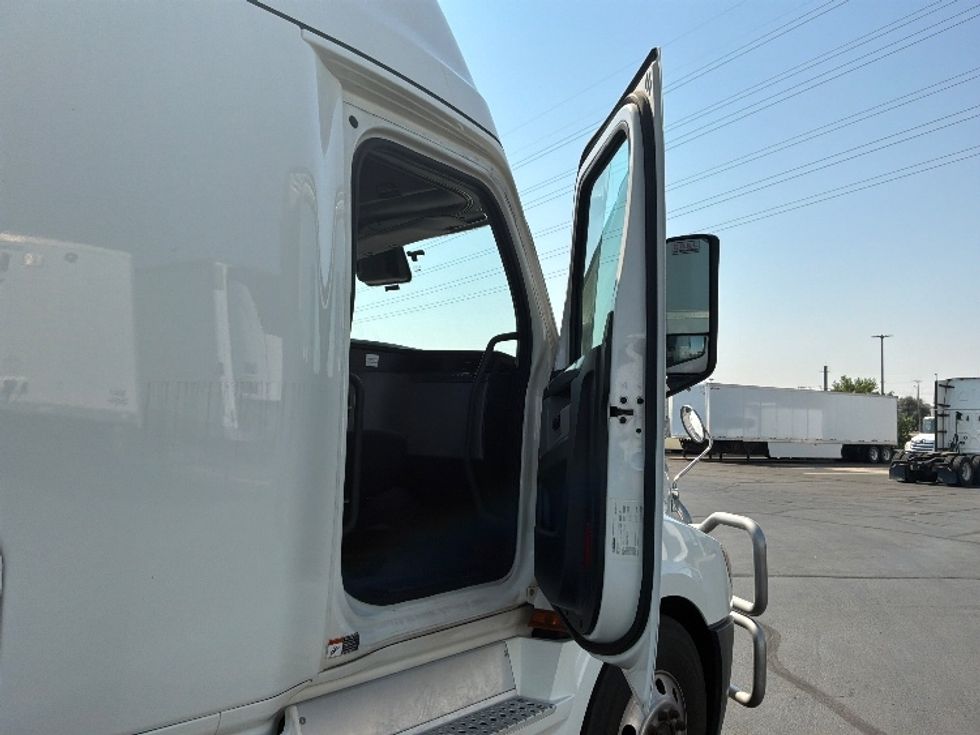Sleeper Tractor-Heavy Duty Tractors-Freightliner-2021-T12664ST-Aurora-CO-325,728\n\t\tmiles-$ 85,750 - Image 13