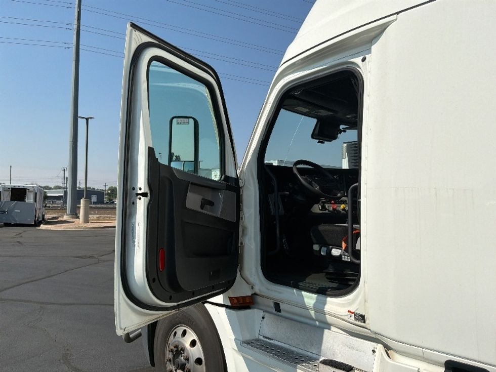 Sleeper Tractor-Heavy Duty Tractors-Freightliner-2021-T12664ST-Aurora-CO-325,728\n\t\tmiles-$ 85,750 - Image 9