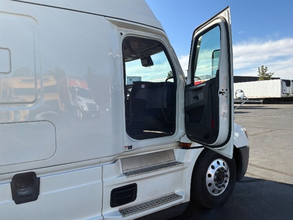 Sleeper Tractor-Heavy Duty Tractors-Freightliner-2021-T12664ST-Aurora-CO-370,870\n\t\tmiles-$ 87,500 - Image 13