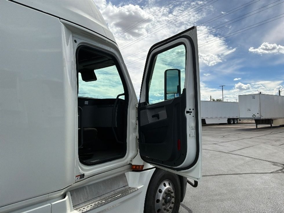 Sleeper Tractor-Heavy Duty Tractors-Freightliner-2021-T12664ST-Aurora-CO-401,538\n\t\tmiles-$ 85,750 - Image 13