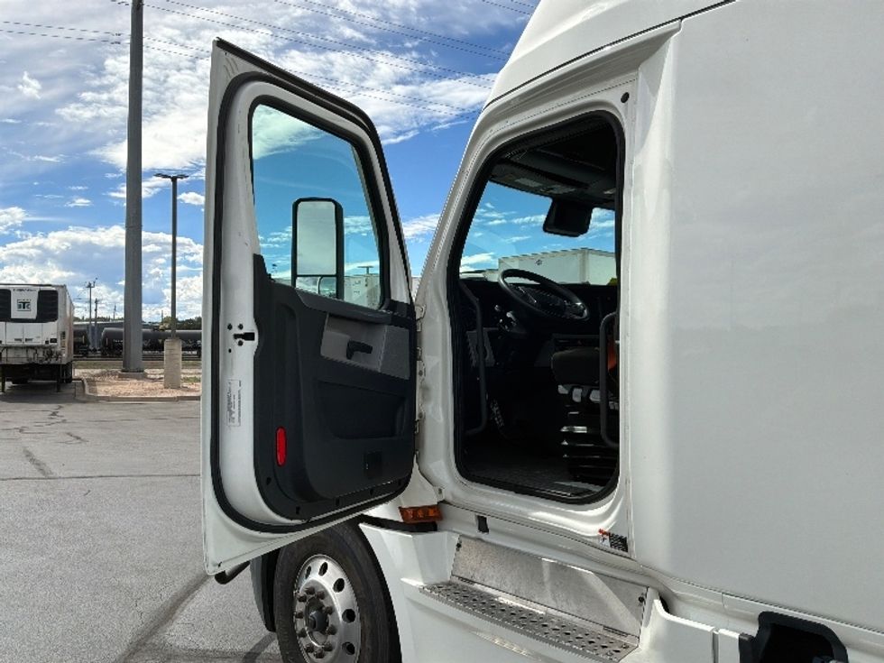 Sleeper Tractor-Heavy Duty Tractors-Freightliner-2021-T12664ST-Aurora-CO-401,538\n\t\tmiles-$ 85,750 - Image 9