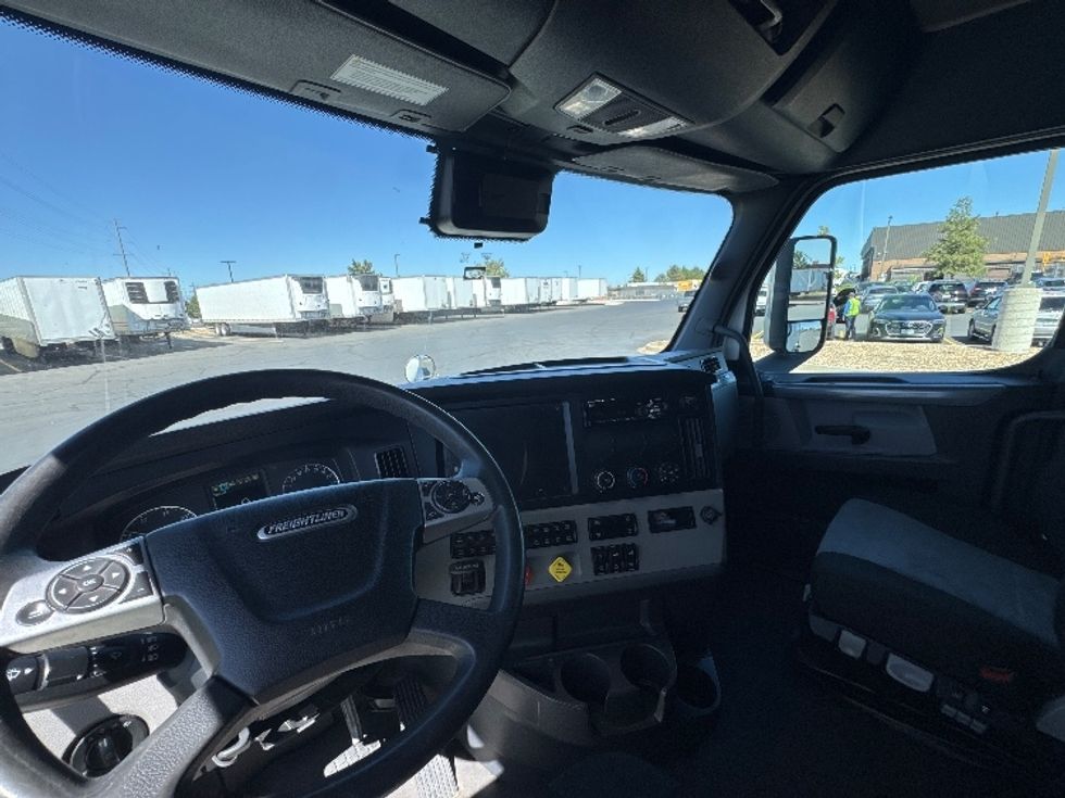 Sleeper Tractor-Heavy Duty Tractors-Freightliner-2021-T12664ST-Aurora-CO-414,273\n\t\tmiles-$ 85,000 - Image 11