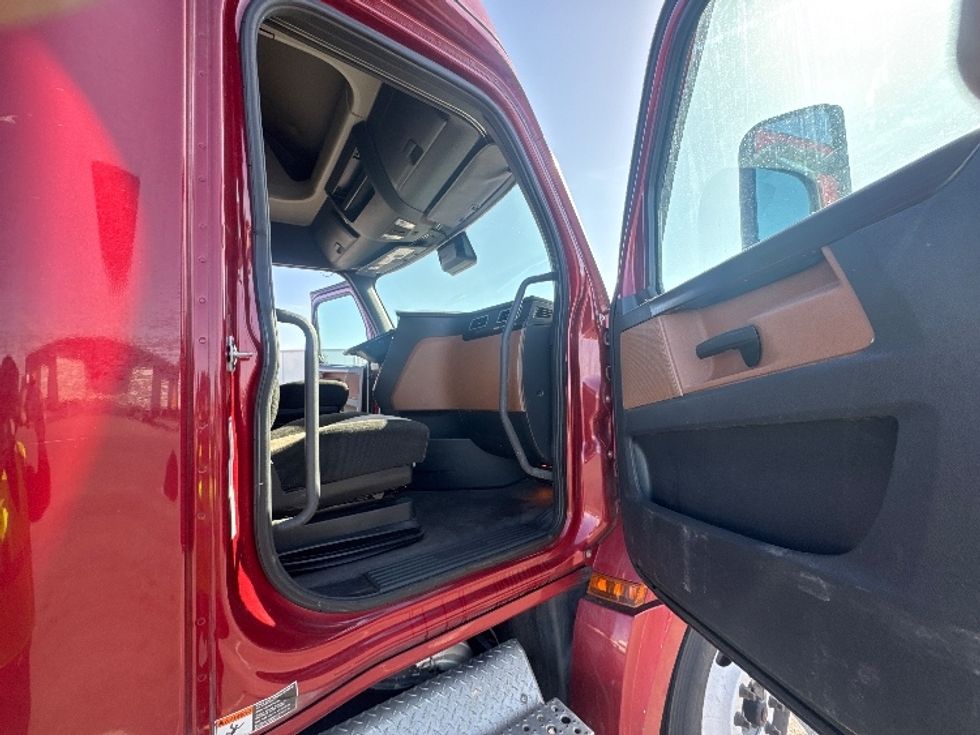 Sleeper Tractor-Heavy Duty Tractors-Freightliner-2021-T12664ST-Aurora-CO-458,981\n\t\tmiles-$ 75,500 - Image 13