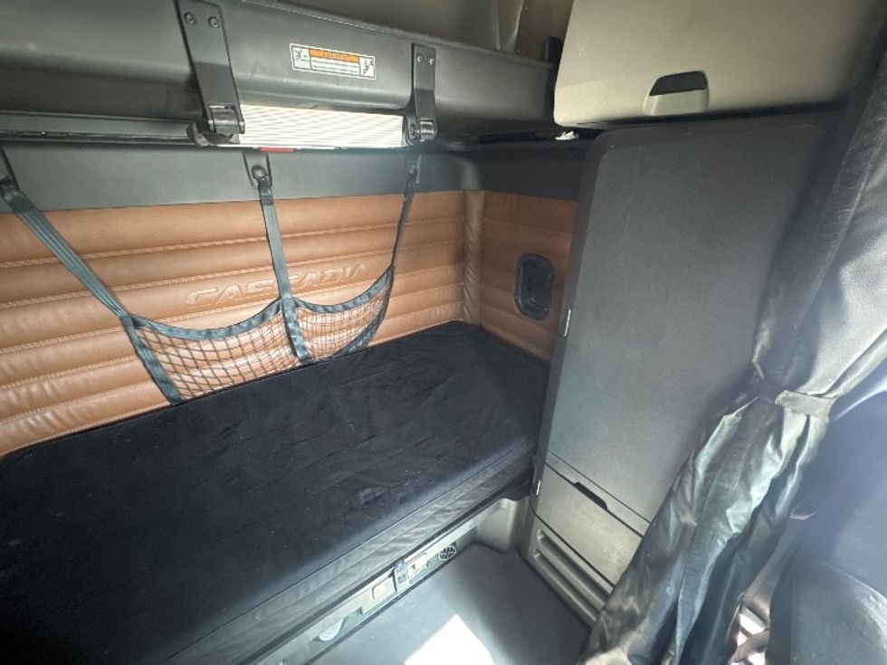 Sleeper Tractor-Heavy Duty Tractors-Freightliner-2021-T12664ST-Aurora-CO-458,981\n\t\tmiles-$ 75,500 - Image 17