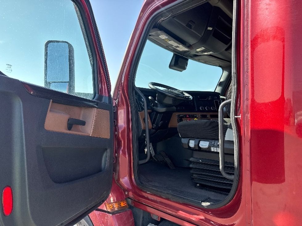 Sleeper Tractor-Heavy Duty Tractors-Freightliner-2021-T12664ST-Aurora-CO-458,981\n\t\tmiles-$ 75,500 - Image 9