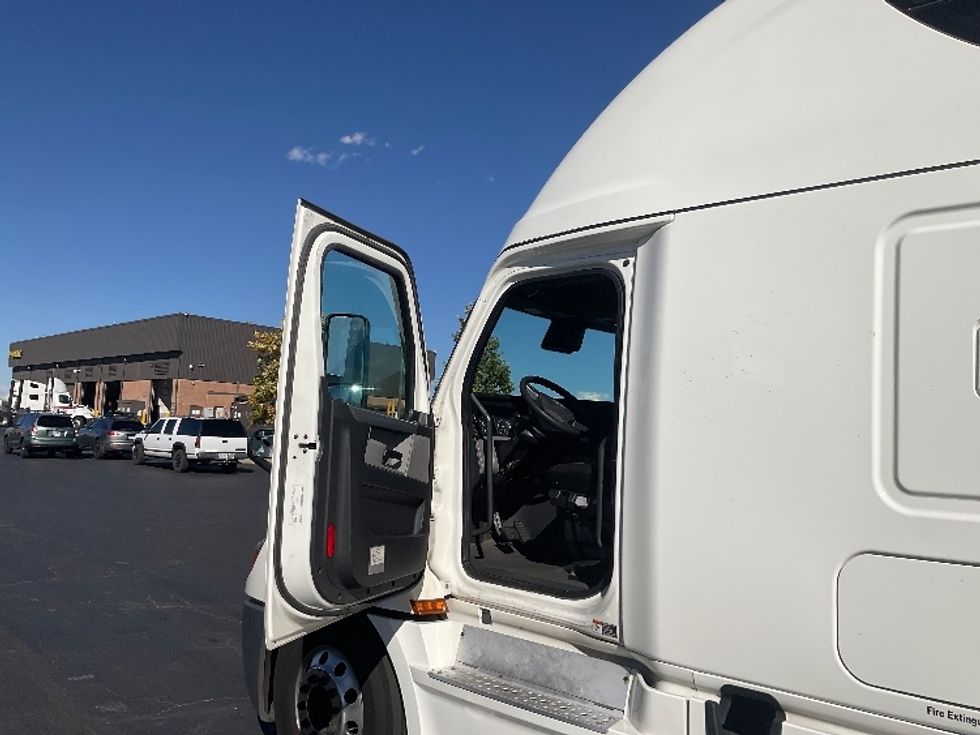 Sleeper Tractor-Heavy Duty Tractors-Freightliner-2021-T12664ST-Aurora-CO-674,624\n\t\tmiles-$ 54,500 - Image 9