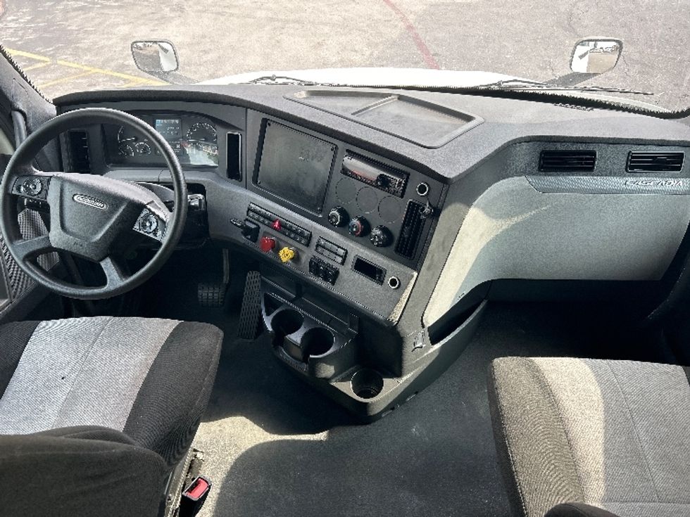 Sleeper Tractor-Heavy Duty Tractors-Freightliner-2021-T12664ST-Austin-TX-456,456\n\t\tmiles-$ 72,250 - Image 12