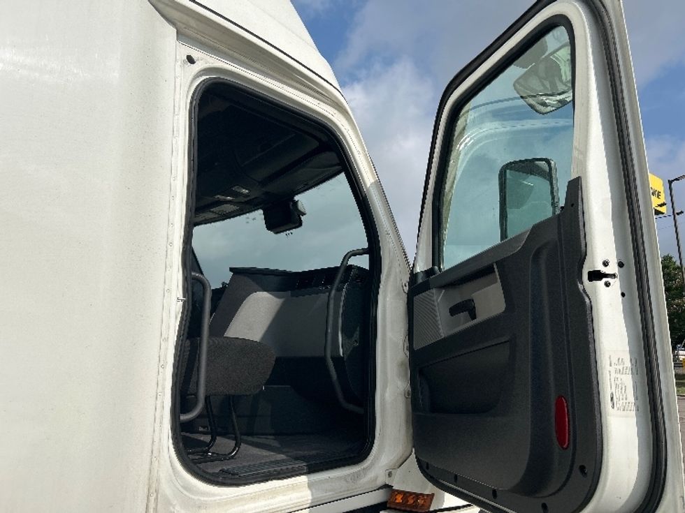 Sleeper Tractor-Heavy Duty Tractors-Freightliner-2021-T12664ST-Austin-TX-456,456\n\t\tmiles-$ 72,250 - Image 13