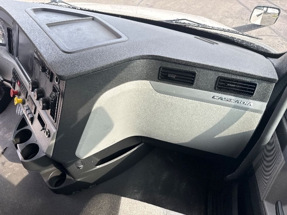 Sleeper Tractor-Heavy Duty Tractors-Freightliner-2021-T12664ST-Austin-TX-456,456\n\t\tmiles-$ 72,250 - Image 14