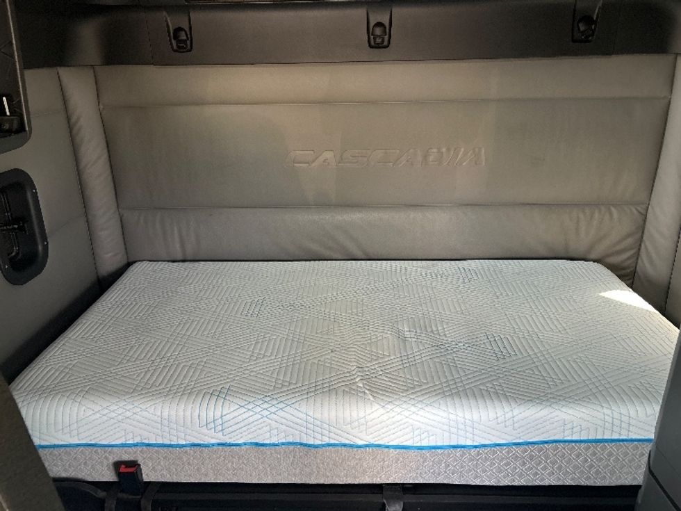 Sleeper Tractor-Heavy Duty Tractors-Freightliner-2021-T12664ST-Austin-TX-456,456\n\t\tmiles-$ 72,250 - Image 16