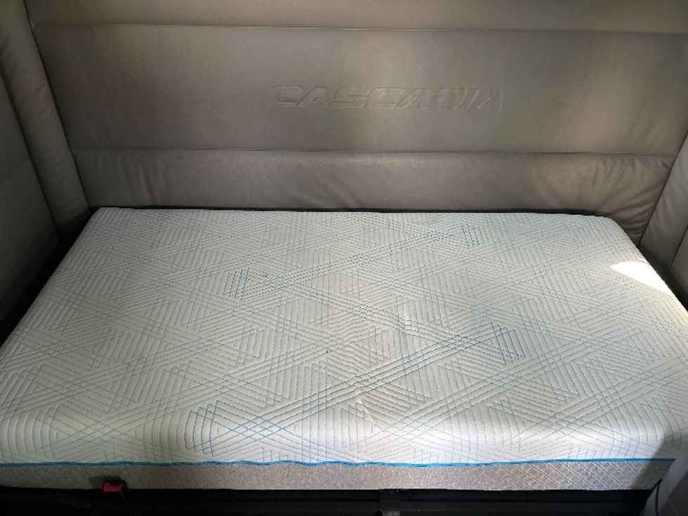 Sleeper Tractor-Heavy Duty Tractors-Freightliner-2021-T12664ST-Austin-TX-456,456\n\t\tmiles-$ 72,250 - Image 17