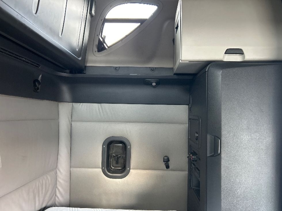 Sleeper Tractor-Heavy Duty Tractors-Freightliner-2021-T12664ST-Austin-TX-456,456\n\t\tmiles-$ 72,250 - Image 18