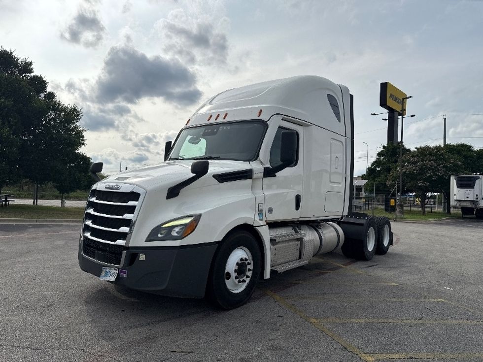 Sleeper Tractor-Heavy Duty Tractors-Freightliner-2021-T12664ST-Austin-TX-456,456\n\t\tmiles-$ 72,250 - Image 3