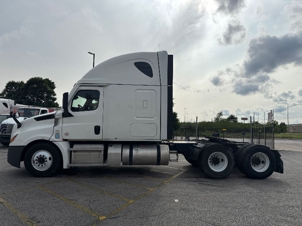 Sleeper Tractor-Heavy Duty Tractors-Freightliner-2021-T12664ST-Austin-TX-456,456\n\t\tmiles-$ 72,250 - Image 4