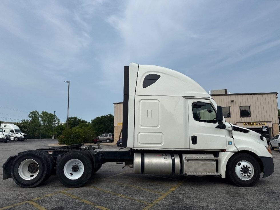 Sleeper Tractor-Heavy Duty Tractors-Freightliner-2021-T12664ST-Austin-TX-456,456\n\t\tmiles-$ 72,250 - Image 8