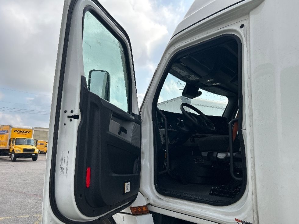 Sleeper Tractor-Heavy Duty Tractors-Freightliner-2021-T12664ST-Austin-TX-456,456\n\t\tmiles-$ 72,250 - Image 9