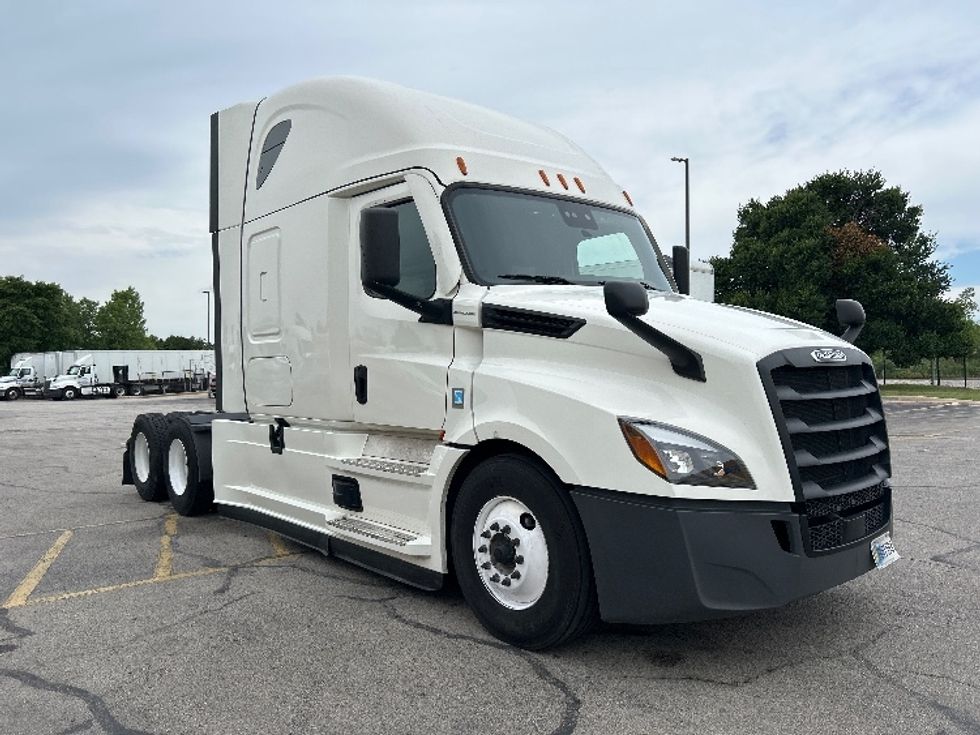 Sleeper Tractor-Heavy Duty Tractors-Freightliner-2021-T12664ST-Austin-TX-532,629\n\t\tmiles-$ 65,750 - Image 1