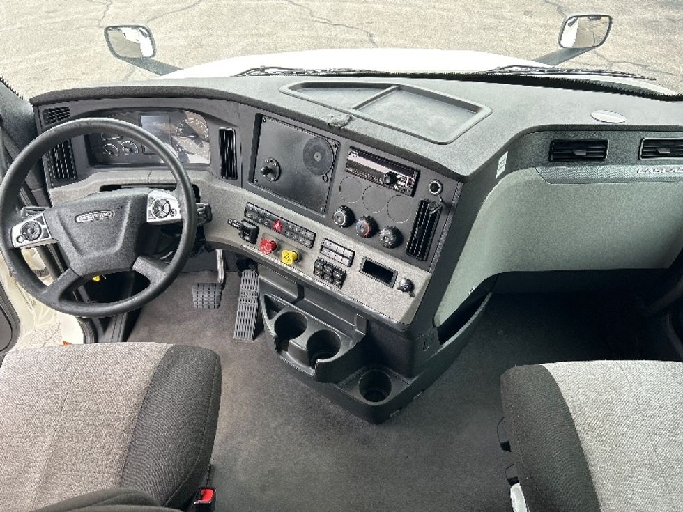 Sleeper Tractor-Heavy Duty Tractors-Freightliner-2021-T12664ST-Austin-TX-532,629\n\t\tmiles-$ 65,750 - Image 12