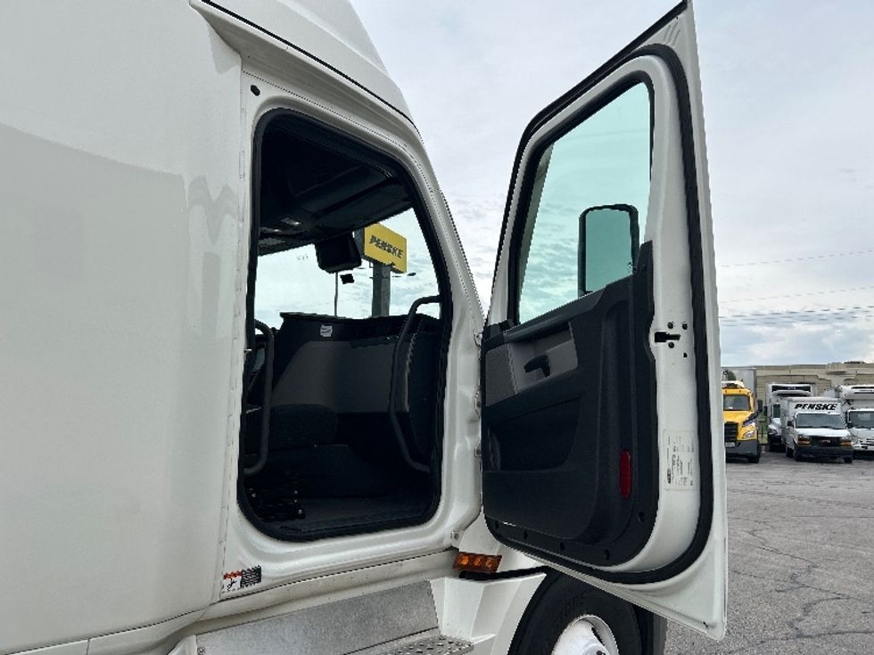 Sleeper Tractor-Heavy Duty Tractors-Freightliner-2021-T12664ST-Austin-TX-532,629\n\t\tmiles-$ 65,750 - Image 13