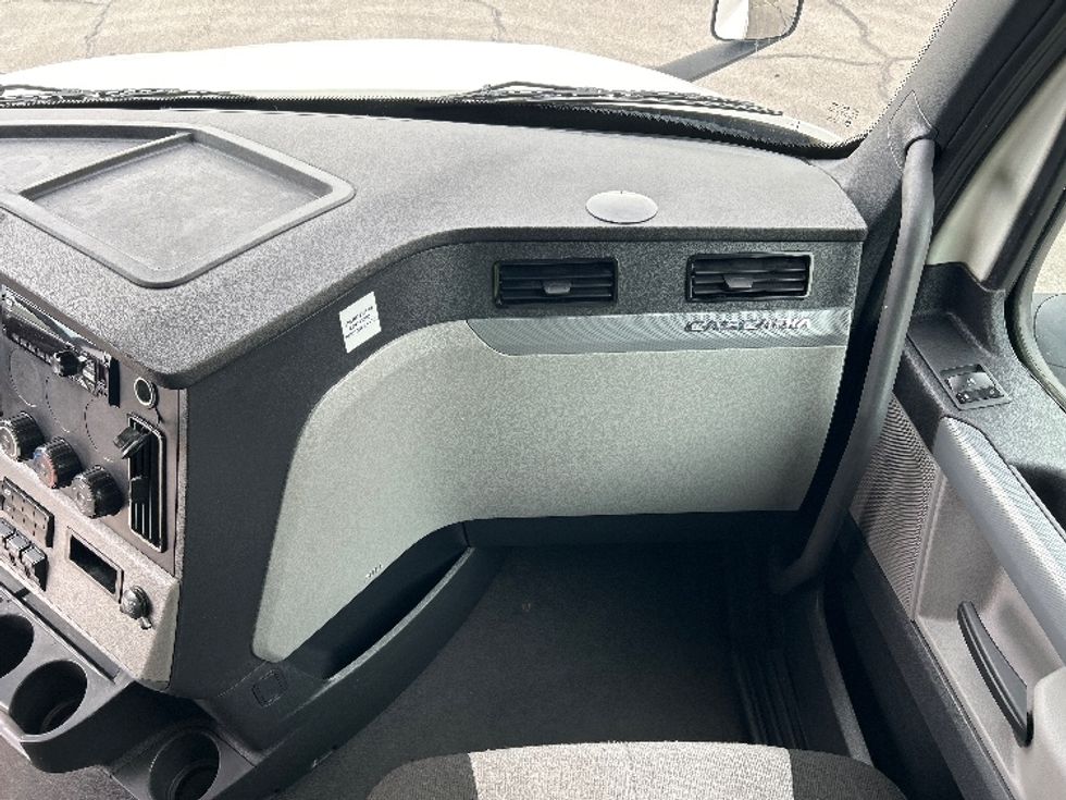 Sleeper Tractor-Heavy Duty Tractors-Freightliner-2021-T12664ST-Austin-TX-532,629\n\t\tmiles-$ 65,750 - Image 14