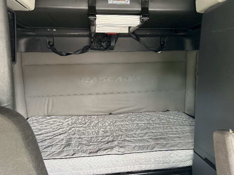 Sleeper Tractor-Heavy Duty Tractors-Freightliner-2021-T12664ST-Austin-TX-532,629\n\t\tmiles-$ 65,750 - Image 16