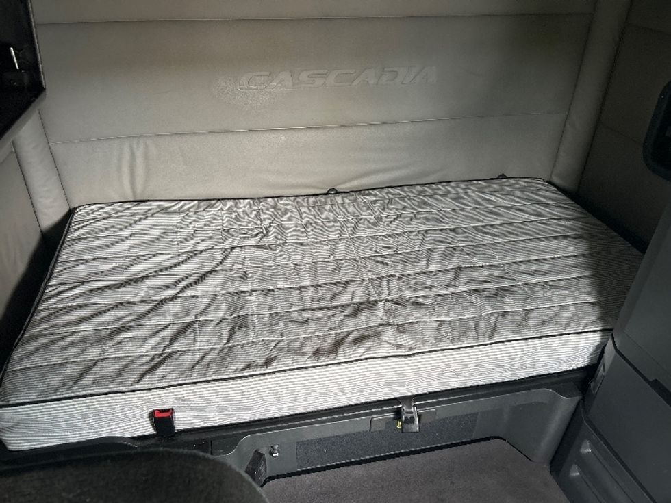 Sleeper Tractor-Heavy Duty Tractors-Freightliner-2021-T12664ST-Austin-TX-532,629\n\t\tmiles-$ 65,750 - Image 17