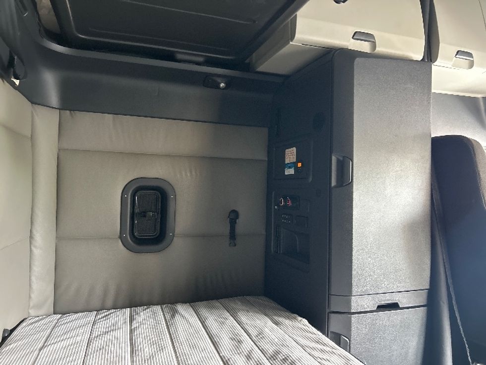 Sleeper Tractor-Heavy Duty Tractors-Freightliner-2021-T12664ST-Austin-TX-532,629\n\t\tmiles-$ 65,750 - Image 18