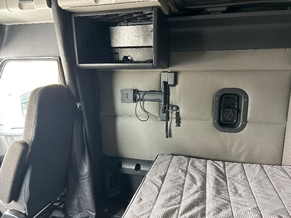 Sleeper Tractor-Heavy Duty Tractors-Freightliner-2021-T12664ST-Austin-TX-532,629\n\t\tmiles-$ 65,750 - Image 19