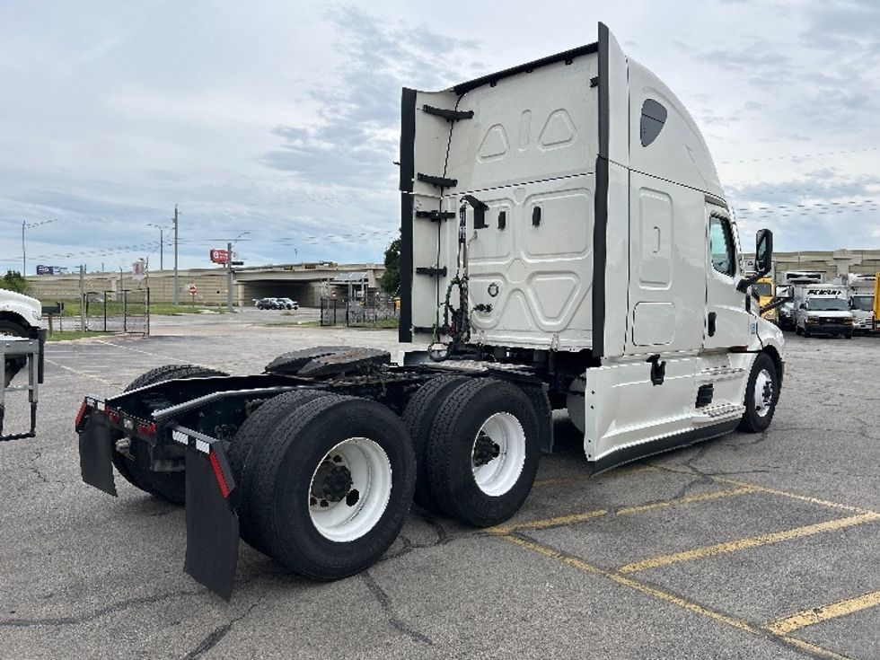 Sleeper Tractor-Heavy Duty Tractors-Freightliner-2021-T12664ST-Austin-TX-532,629\n\t\tmiles-$ 65,750 - Image 7