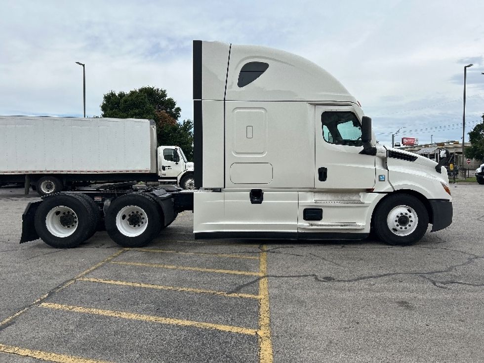 Sleeper Tractor-Heavy Duty Tractors-Freightliner-2021-T12664ST-Austin-TX-532,629\n\t\tmiles-$ 65,750 - Image 8