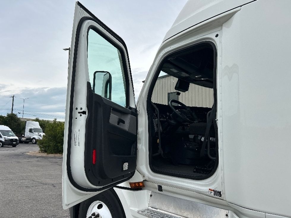 Sleeper Tractor-Heavy Duty Tractors-Freightliner-2021-T12664ST-Austin-TX-532,629\n\t\tmiles-$ 65,750 - Image 9
