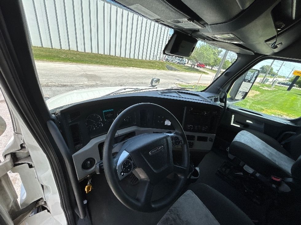 Sleeper Tractor-Heavy Duty Tractors-Freightliner-2021-T12664ST-Bakersfield-CA-662,309\n\t\tmiles-$ 55,000 - Image 10