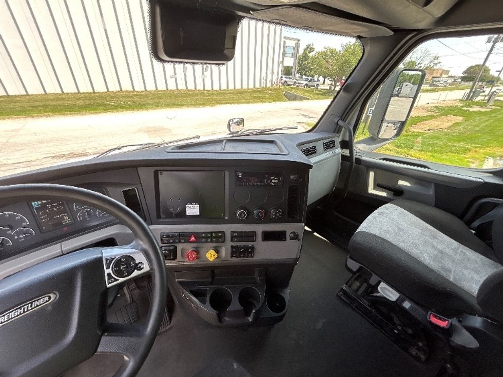 Sleeper Tractor-Heavy Duty Tractors-Freightliner-2021-T12664ST-Bakersfield-CA-662,309\n\t\tmiles-$ 55,000 - Image 12